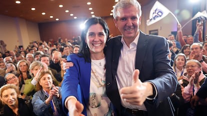 Alfonso Rueda junto a la secretaria general del partido en Galicia, Paula Prado, tras conocerse los resultados electorales en la sede del PP en Santiago.