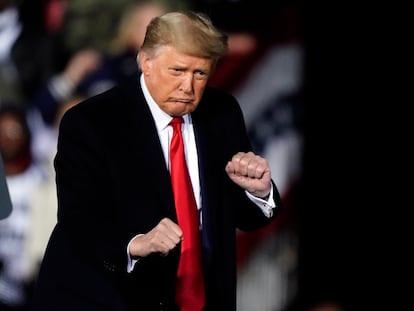 Foto: Donald Trump baila tras hablar en un rally en Dalton, Georgia el 4 de enero de 2021. Vídeo: Un recuento de los tropiezos públicos del presidente.