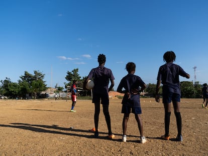 Un equipo de fútbol femenino en San Basilio de Palenque.