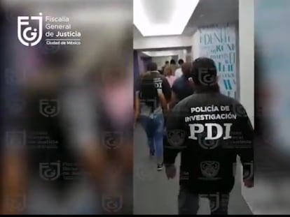 La policía de la Ciudad de México rescató a 14 trabajadores de la salud que se encontraban privados de la libertad en la Ciudad de México. En vídeo, imágenes publicadas en las redes oficiales de la Fiscalía General de la Justicia CDMX.