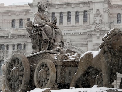 Vista de la fuente de La Cibeles, durante la fuerte nevada este viernes en el centro de Madrid. En vídeo, el paso de la borrasca Filomena por algunas ciudades españolas.