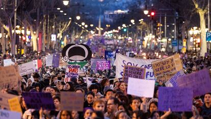 Asistentes a la manifestación del Día Internacional de la Mujer en Barcelona, este viernes.