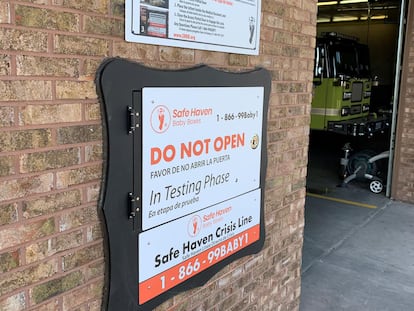 Buzón para abandonar bebés instalado en una estación de bomberos en Kentucky, Estados Unidos, en 2021.