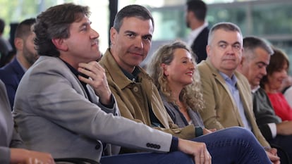 El presidente del Gobierno, Pedro Sánchez (en el centro), junto al candidato del PSE, Eneko Andueza (a la izquierda), durante el acto de cierre de campaña en Bilbao, el pasado viernes.