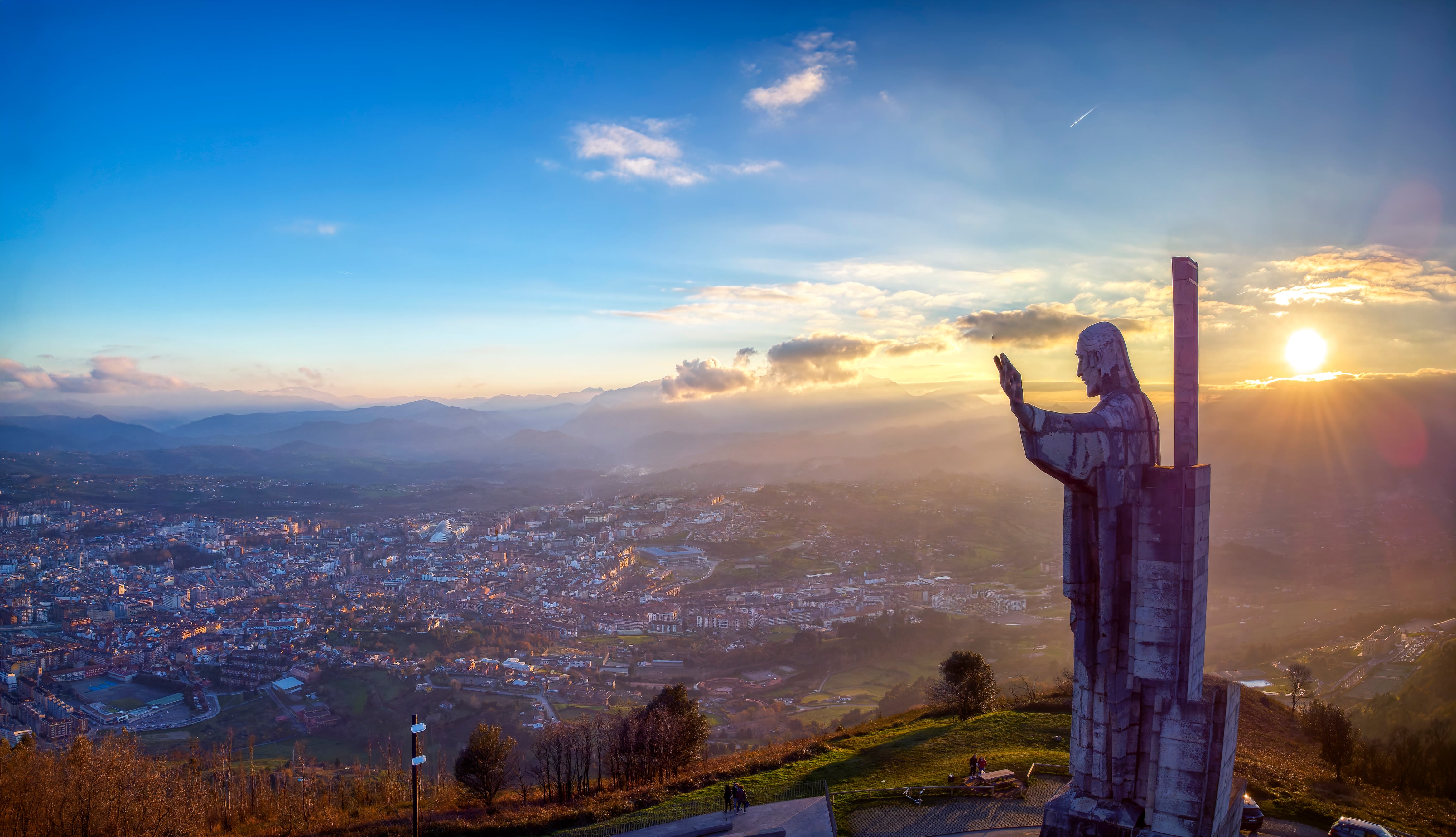 Vistas al atardecer desde la cima del monte Naranco, junto a Oviedo (Asturias).