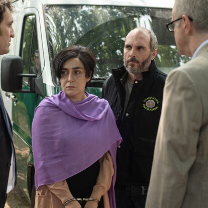 Raúl Arévalo, Candela Peña, Tito Asorey y, de espaldas, Tristán Ulloa, en el segundo episodio de 'El caso Asunta'.