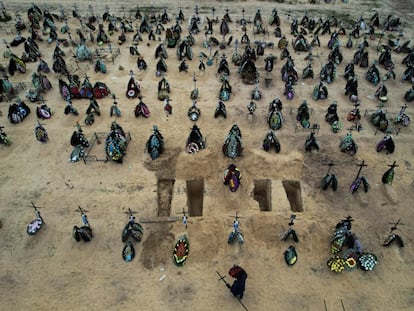 Vista de las tumbas de las personas muertas durante la invasión rusa de Ucrania, en un cementerio en Irpin, en región de Kiev, el 18 de abril.