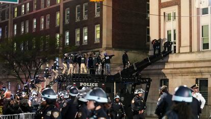 Agentes de la Policía de Nueva York entran por una ventana al edificio Hamilton de la Universidad de Columbia para desalojar a los manifestantes propalestinos en la noche del martes.
