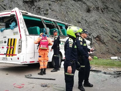 Servicios de emergencia atienden el accidente de un bus en la vía Bogotá - La Vega, el 25 de octubre de 2023.