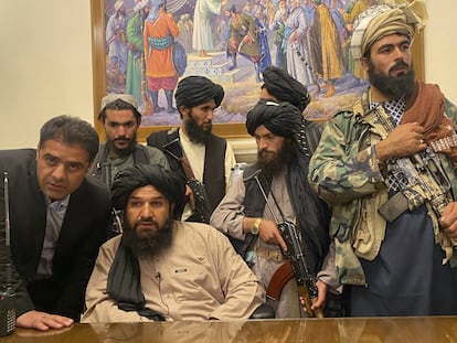 Varios talibanes, el domingo en el palacio presidencial de Kabul. En el vídeo, los milicianos toman la sede de Gobierno.