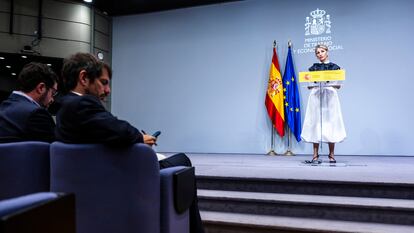 La vicepresidenta segunda, Yolanda Díaz, en rueda de prensa este lunes en el Ministerio de Trabajo. En primer término, Ernest Urtasun, ministro de Cultura.