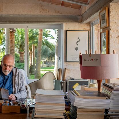 El fotógrafo Jean Marie del Moral, en el estudio de su casa de Ses Salines (Mallorca).