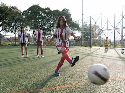 En la foto, jugadoras de fútbol del club deportivo La Roma, en el sur de Bogotá, el 22 de julio de 2022.