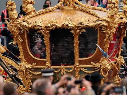 Un holograma de la Reina Isabel II en una de las carrozas que desfiló por las calles de Londres, en el último día de celebraciones del Jubileo de Platino.