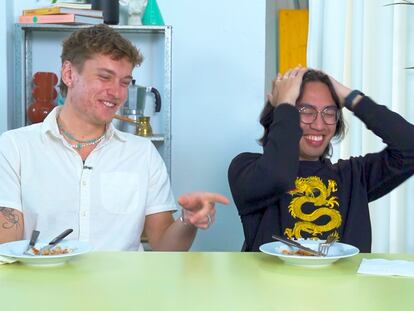 Callos, oreja o sesos: jóvenes extranjeros prueban casquería española