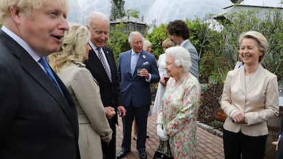 Elizabeth II conversa com o presidente dos EUA, Joe Biden, e sua esposa, Jill Biden, durante a recepção com os líderes do G-7 no Projeto Éden na Cornualha (Inglaterra). Em vídeo, os mandatários durante a foto oficial. LEON NEAL / AFP | VÍDEO: EUROPA PRESS

