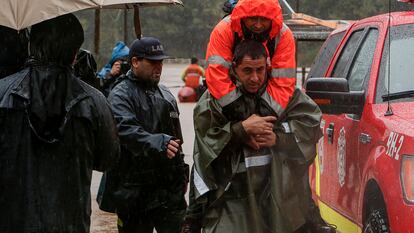 Un Carabinero evacúa a un hombre en la comuna de Concepción región del Biobío el 12 de junio 2024.