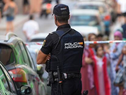 Agente de la Policía Nacional en un cordón policial en Almería, el pasado 7 de agosto.

