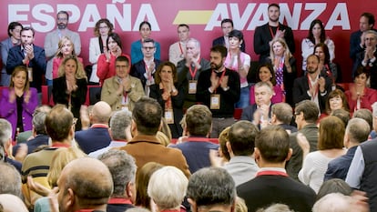 El comité federal del PSOE, en pie, respalda a Pedro Sánchez y a su mujer, Begoña Gómez, este sábado en Ferraz