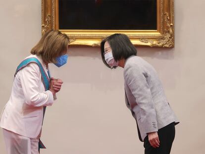 Nancy Pelosi (izquierda) y Tsai Ing-wen, durante una ceremonia este miércoles en la oficina presidencial taiwanesa, en Taipéi.