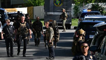 Dispositivo policial a las puertas de la casa de Charlotte en la que se produjo el tiroteo en el que murieron cuatro agentes.