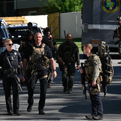 Dispositivo policial a las puertas de la casa de Charlotte en la que se produjo el tiroteo en el que murieron cuatro agentes.