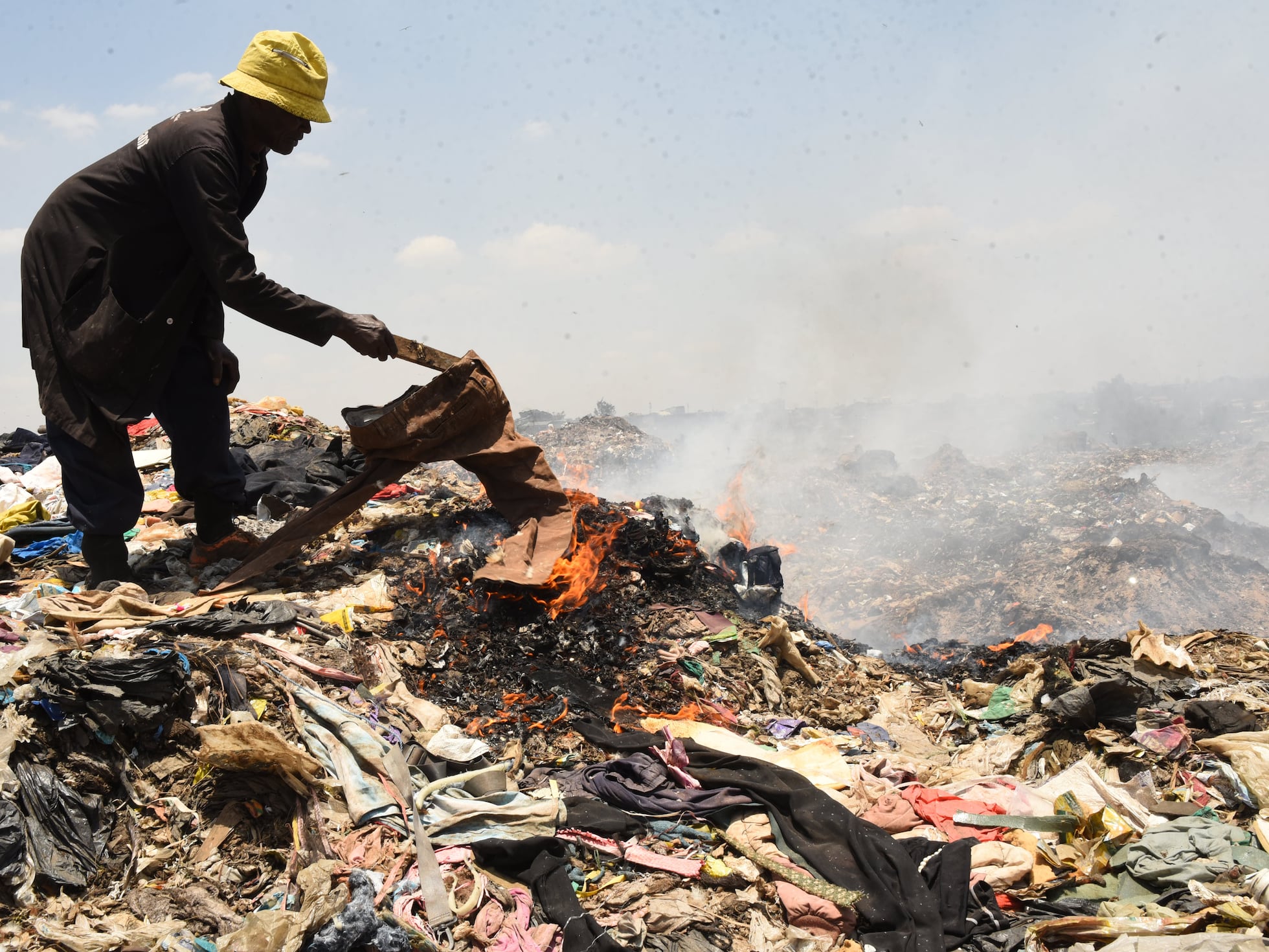 La cara B de la adicción a la moda rápida: toneladas de ropa vieja