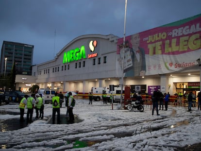 Vista del estacionamiento de la tienda departamental afectada por el granizo en Ciudad de México el 12 de junio de 2022.