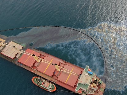 Vista aérea del granelero semihundido que está vertiendo aceite y fueloil frente a la costa de Gibraltar, este jueves.