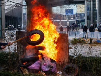 Bruselas promete reducir las cargas administrativas al campo tras la protesta de tractores a sus puertas