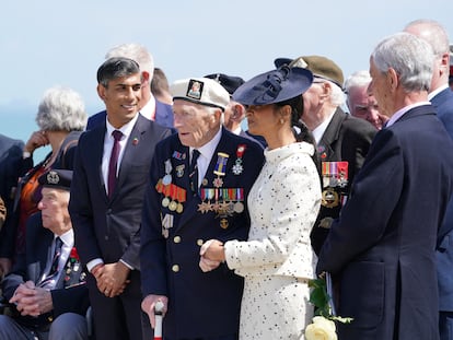 El primer ministro británico, Rishi Sunak, posa en primera línea, junto a un veterano, en un acto de conmemoración del 80º aniversario del Día D celebrado el 6 de junio en Ver-sur-Mer (Francia).