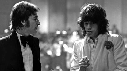 Mick Jagger e John Lennon, em uma cerimônia de premiação do American Film Institute na Califórnia, em 13 de março de 1974. No vídeo, entrevista com os autores de 'Beatlestones. Um duelo, um vencedor'. 