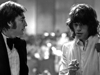 Mick Jagger e John Lennon, em uma cerimônia de premiação do American Film Institute na Califórnia, em 13 de março de 1974. No vídeo, entrevista com os autores de 'Beatlestones. Um duelo, um vencedor'. 