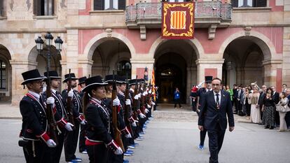 El presidente del Parlament, Josep Rull, pasa revista a la guardia de honor de los Mossos tras la celebración del pleno.