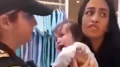 Video tomado de redes sociales, en donde se ve como unos policías detienen a una mujer que carga en sus brazos a un bebé.