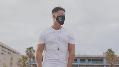 Nyno Vargas en un fotograma del la campaña de Sanidad para mantener la distancia social. En vídeo, la canción del artista.