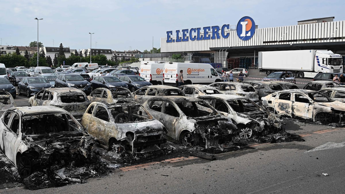 paris tourism riots