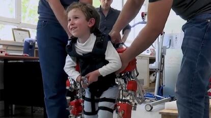 El exoesqueleto que se acopla al cuerpo de los niños con movilidad reducida para que puedan caminar