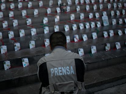 Periodistas exponen las credenciales de sus colegas asesinados durante una manifestación en Guadalajara, en el 2017. En el video, el funcionamiento del software Pegasus.
