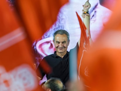 El expresidente Zapatero durante el acto de cierre de campaña en Sevilla. 