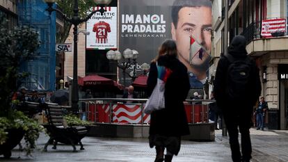 Un cartel con publicidad de uno de los candidatos a lehendakari en el centro de Bilbao.