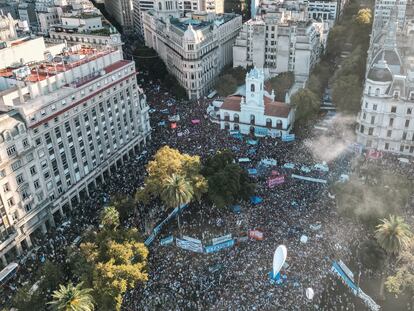 Los manifestantes inundan la Plaza de Mayo y las calles aledañas, este 23 de abril.