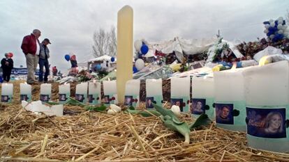 Un memorial de las víctimas del tiroteo de Columbine, el 27 de abril de 1999, en Colorado.