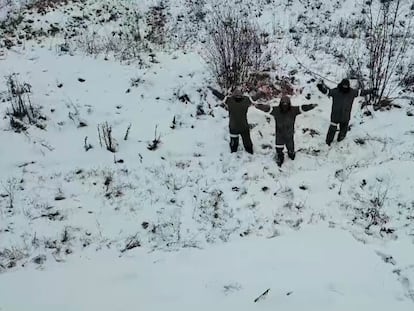 Un dron guía a unos supuestos soldados rusos para que deserten en un vídeo publicado por Kiev.