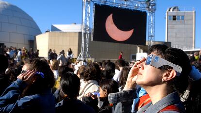 Público observando el eclipse solar anular del 3 de octubre de 2005 junto al Planetario de Madrid.