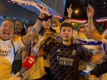 Aficionados merengues a la salida del Estadio Santiago Bernabéu tras el triunfo del Real Madrid.