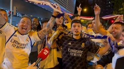 Aficionados merengues a la salida del Estadio Santiago Bernabéu tras el triunfo del Real Madrid.