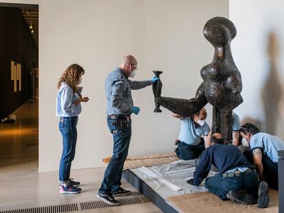 CENTRO BOTÍN. SANTANDER. SEDE DE LA EXPOSICIÓN "EL PICASSO IBERO" ABRIL 2021- Cécile Godefroy Historiadora de arte y Comisaria de la exposicióny Juan Sanchez, Restaurador de scultura del MNCARS, dan el visto bueno a la posición definitiva en la que se mostrará "La Dama Oferente". 