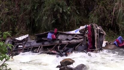El autobús de pasajeros que cayó la noche del domingo a un abismo en el departamento de Cajamarca (norte de Perú).