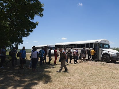 Un grupo de migrantes es procesado por autoridades de Texas en Eagle Pass el 26 de julio de 2022. 